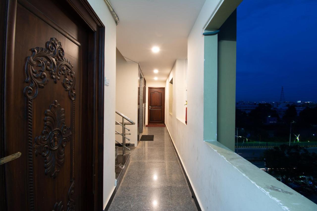 Oyo 46991 Sk7 Service Apartments Виджаявада Экстерьер фото