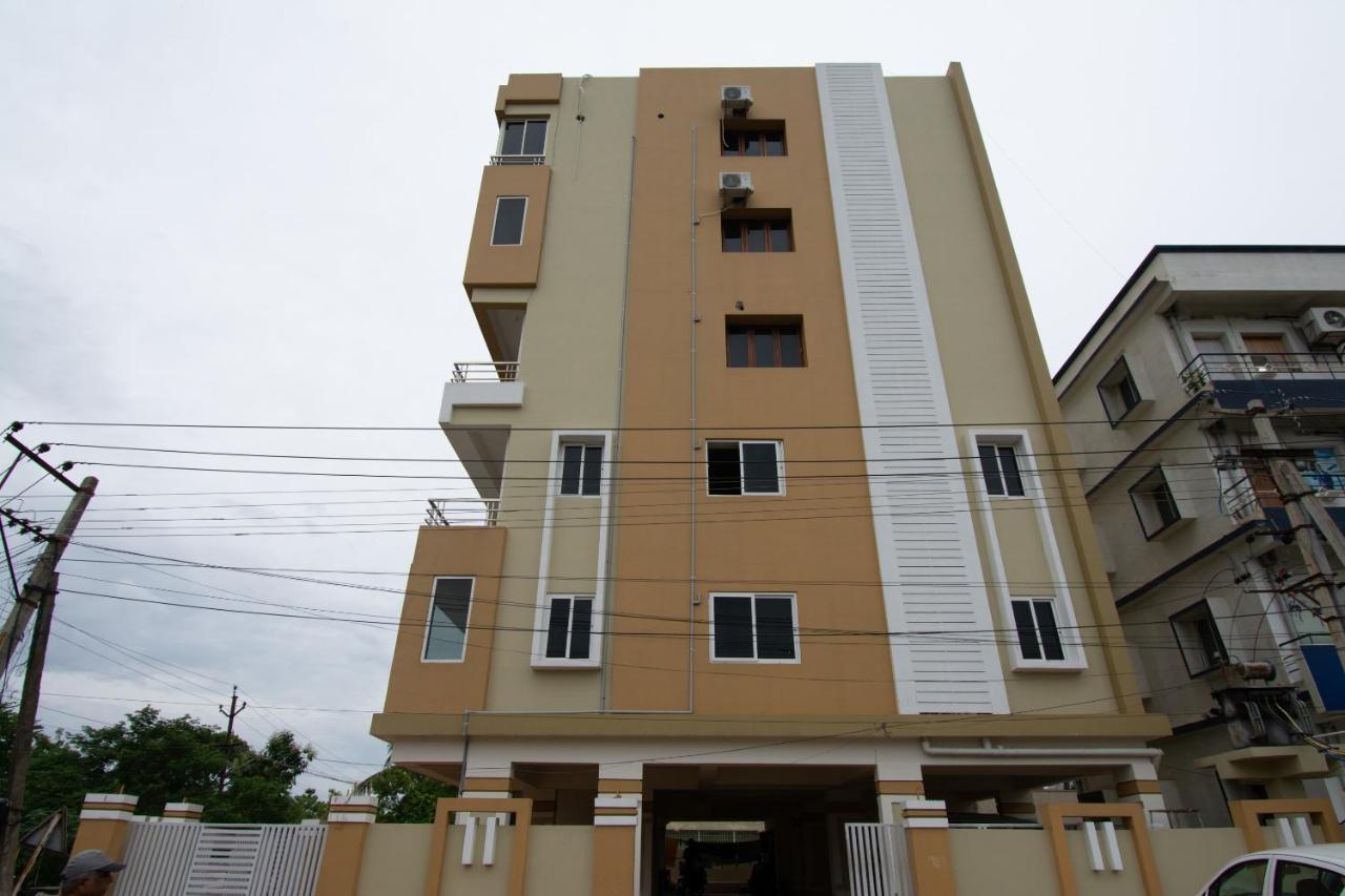 Oyo 46991 Sk7 Service Apartments Виджаявада Экстерьер фото